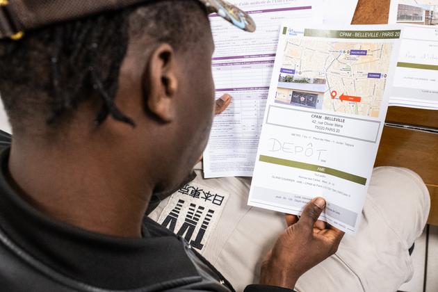D., a 27-year-old Ivorian living in France since 2019, has not been granted asylum. He no longer benefits from complementary health insurance and would like to apply for state medical aid (AME). Here, he attends the information session organized by Marie, a receptionist at the Doctors of the World center in Saint-Denis, on November 6, 2023.