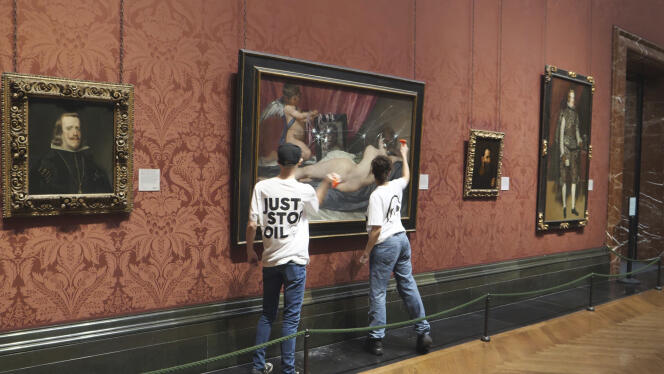 Des militants du mouvement écologiste Just Stop Oil ont vandalisé un tableau de Velazquez, à Londres, le 6 novembre 2023. 