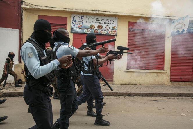 Gendarmes malgaches lanzan gases lacrimógenos contra manifestantes en Antananarivo, el 4 de noviembre de 2023.