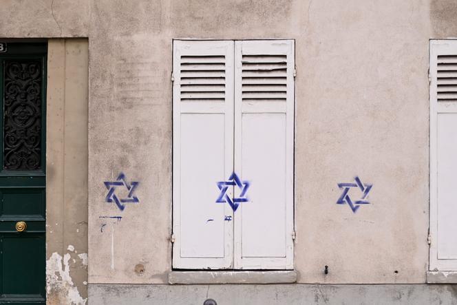 Etoiles de David taguées dans le 14ᵉ arrondissement de Paris, le 31 octobre 2023.