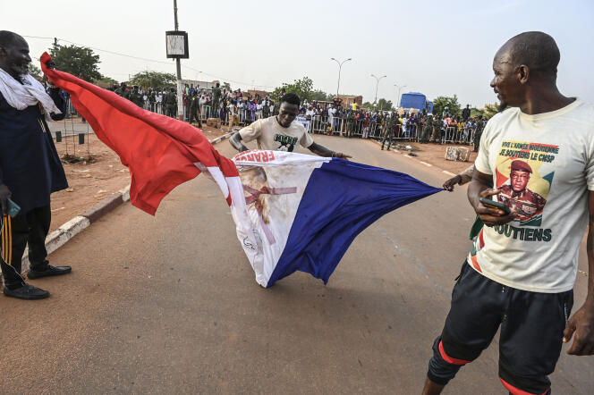 Des partisans de la junte nigérienne demandent le départ de l’armée française, à Niamey, le 1er septembre 2023.