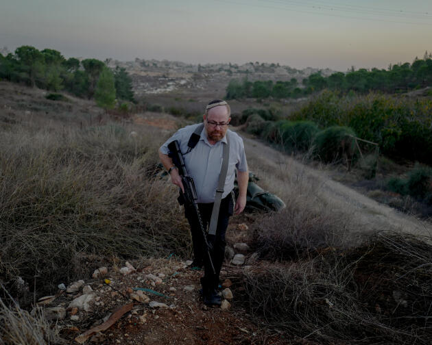 Benji Myers, mieszkaniec izraelskiej osady Migdal Oz (Zachodni Brzeg), 5 listopada 2023 r. W tle palestyńska wioska Beit Fajjar.
