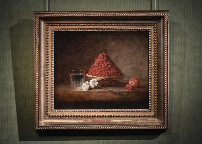 “La canasta de fresas silvestres” (1761), de Jean Siméon Chardin, expuesta en la casa de subastas Turquin, en París, el 20 de enero de 2022.