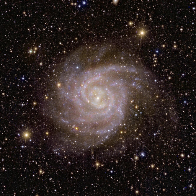 Una de las primeras imágenes en color del cosmos tomadas por el satélite Euclid, que muestra la galaxia espiral IC 342.