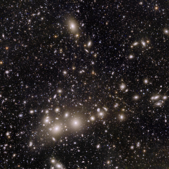 Una de las primeras imágenes en color del cosmos tomadas por el satélite Euclides, que muestra el cúmulo de galaxias de Perseo.