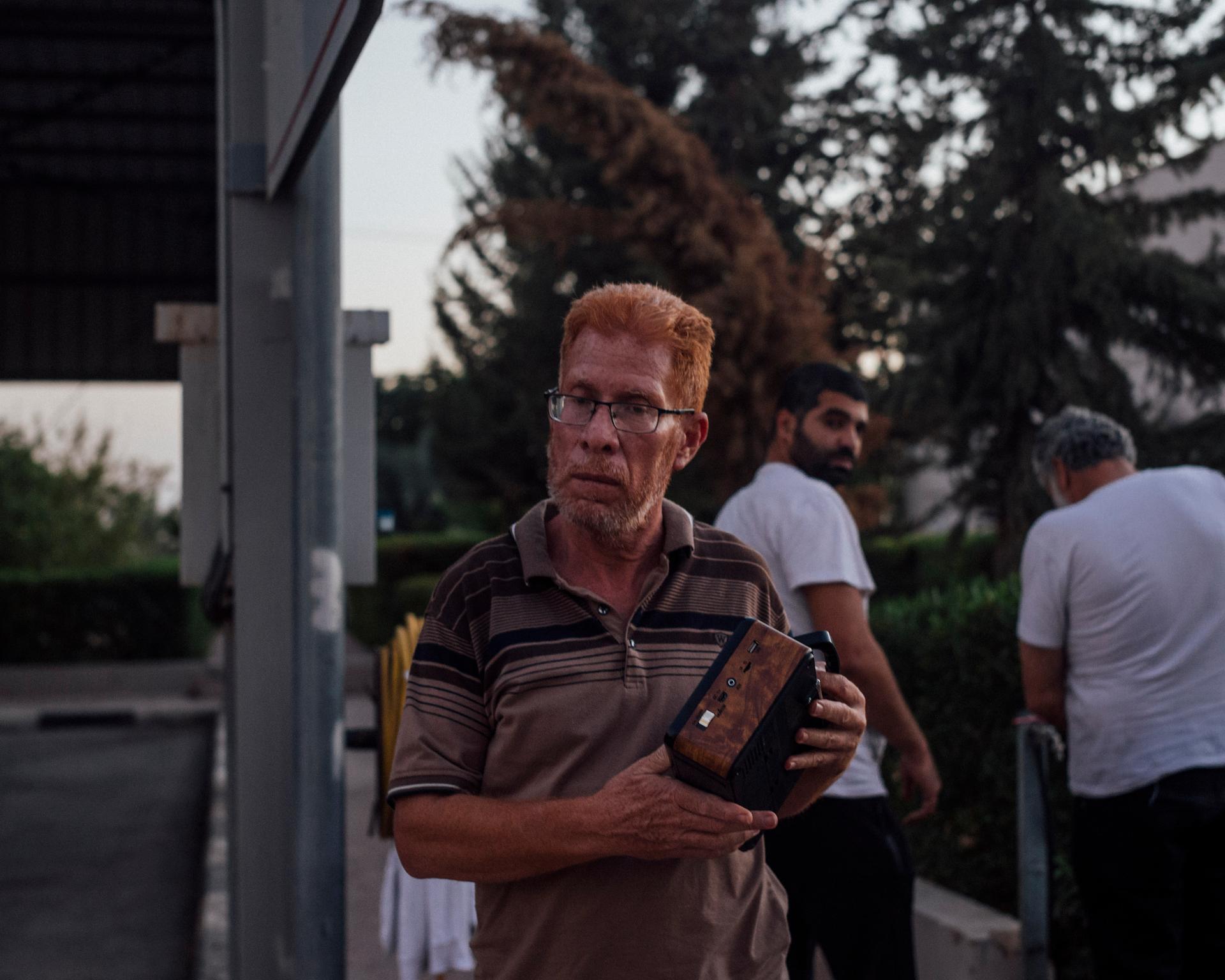 Sans téléphone, Adnan se déplace avec une radio branchée sur la chaîne Watan qui diffuse des bulletins d’informations sur Gaza, au camp d’entraînement Al-Nwama, à Jéricho (Cisjordanie), le 4 novembre 2023.