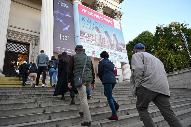 Des visiteurs affluent pour voir l’exposition censurée de tirages du prix World Press Photo au Musée national hongrois de Budapest, le 1er novembre 2023.  