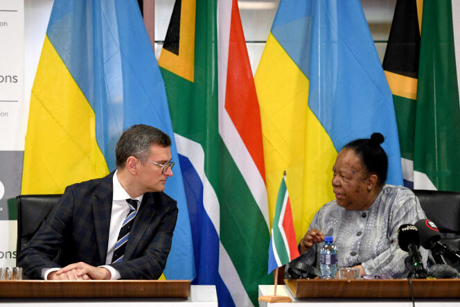 Le ministre ukrainien des affaires étrangères, Dmytro Kuleba, et son homologue sud-africaine, Naledi Pandor, lors de leur conférence de presse commune à Pretoria, le 6 novembre 2023. 