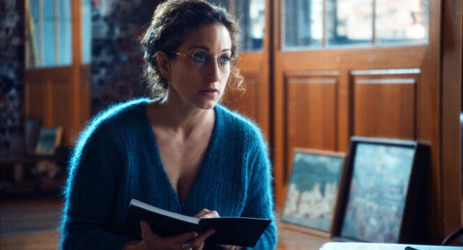 Mona Achache dans son film “Little Girl Blue”. Avec un dispositif singulier, elle met en scène la parole de sa mère, incarnée par Marion Cotillard.