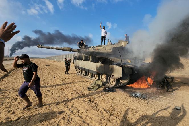 Selon Honest Reporting, la couverture des premiers affrontements par des photojournalistes palestiniens d’AP et Reuters serait suspecte, à l’image de cette photographie d’un char détruit près de la frontière. Hassan Eslaiah, son auteur, pris en photo par le passé auprès d’un dirigeant du Hamas, nie avoir été au courant de l’attaque.