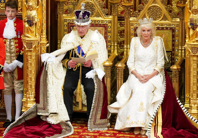 Charles III lors du « discours du roi » à la Chambre des lords, aux côtés de la reine Camilla, à Londres, le 7 novembre 2023.