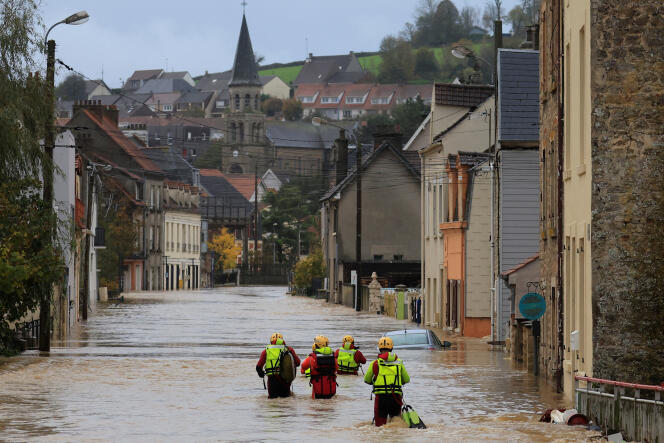 Los bomberos franceses caminan por una calle inundada por el desbordamiento del río Liane en Saint-Etienne-au-Mont, cerca de Boulogne-sur-Mer, el 7 de noviembre de 2023.