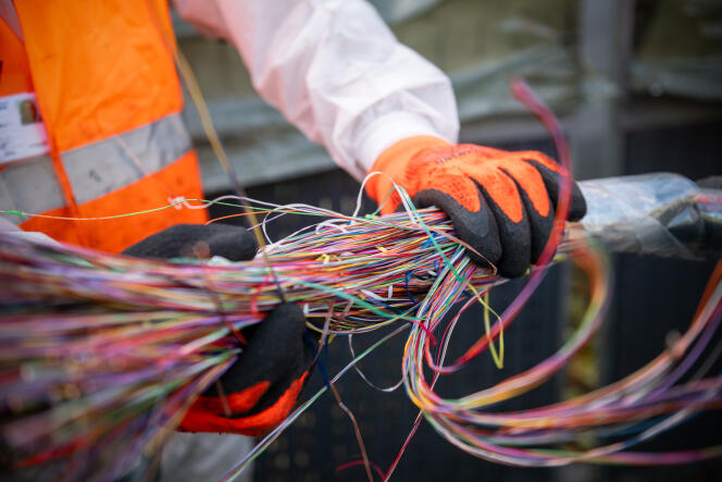 Des employés d’Orange retirent des câbles de télécommunication en cuivre avant d’installer la fibre à Gennevilliers, le 2 novembre 2023.