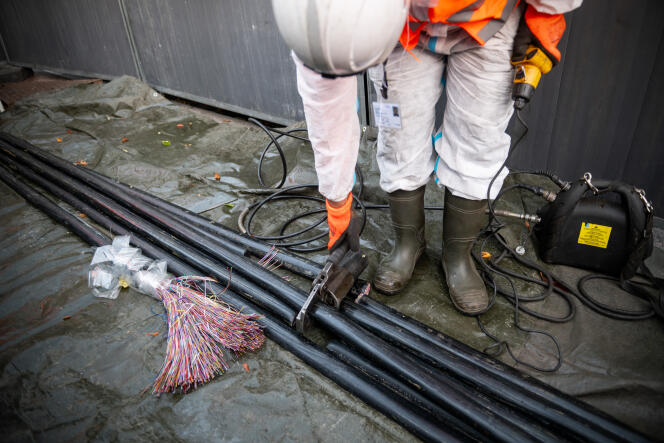 Des employés d’Orange retirent les câbles de télécommunications en cuivre, avant d’installer la fibre, à Gennevilliers (Hauts-de-Seine), le 2 novembre 2023.