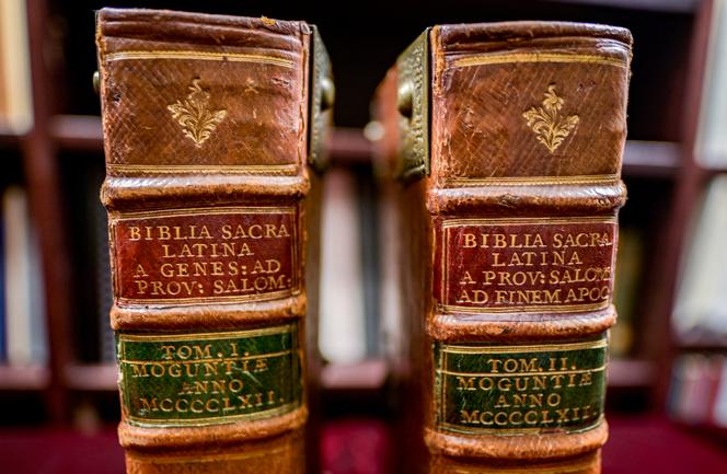 Bíblia em dois volumes impressos em 1462 e leilão pela casa alemã Ketterer Kunst, em Hamburgo (Alemanha), 19 de novembro de 2019.