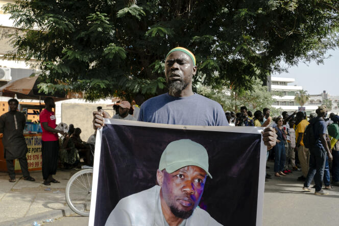 Un manifestante muestra un retrato del opositor Ousmane Sonko, en Dakar, el 27 de octubre de 2023.