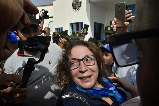 Amira Bouraoui à sa sortie de prison près de la ville de Tipaza, à l’ouest d’Alger. le 2 juillet 2020.