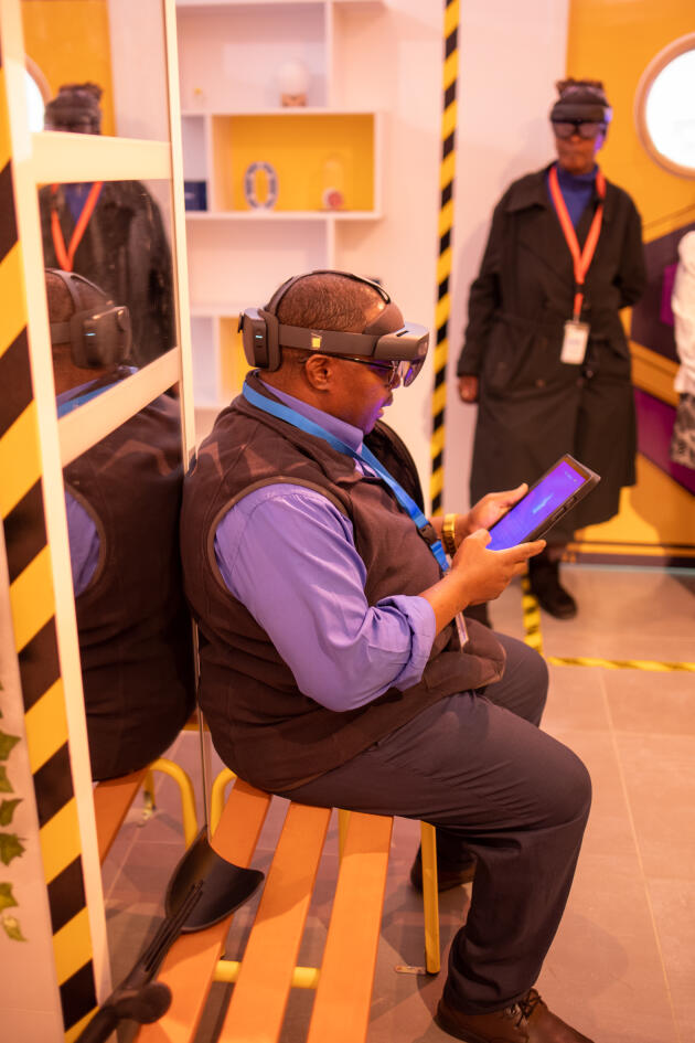 Grâce à des casques de réalité virtuelle, des personnes en situation de handicap participent à un escape game visant à identifier leurs compétences, à Rosny-sous-Bois (Seine-Saint-Denis), le 6 octobre 2023.