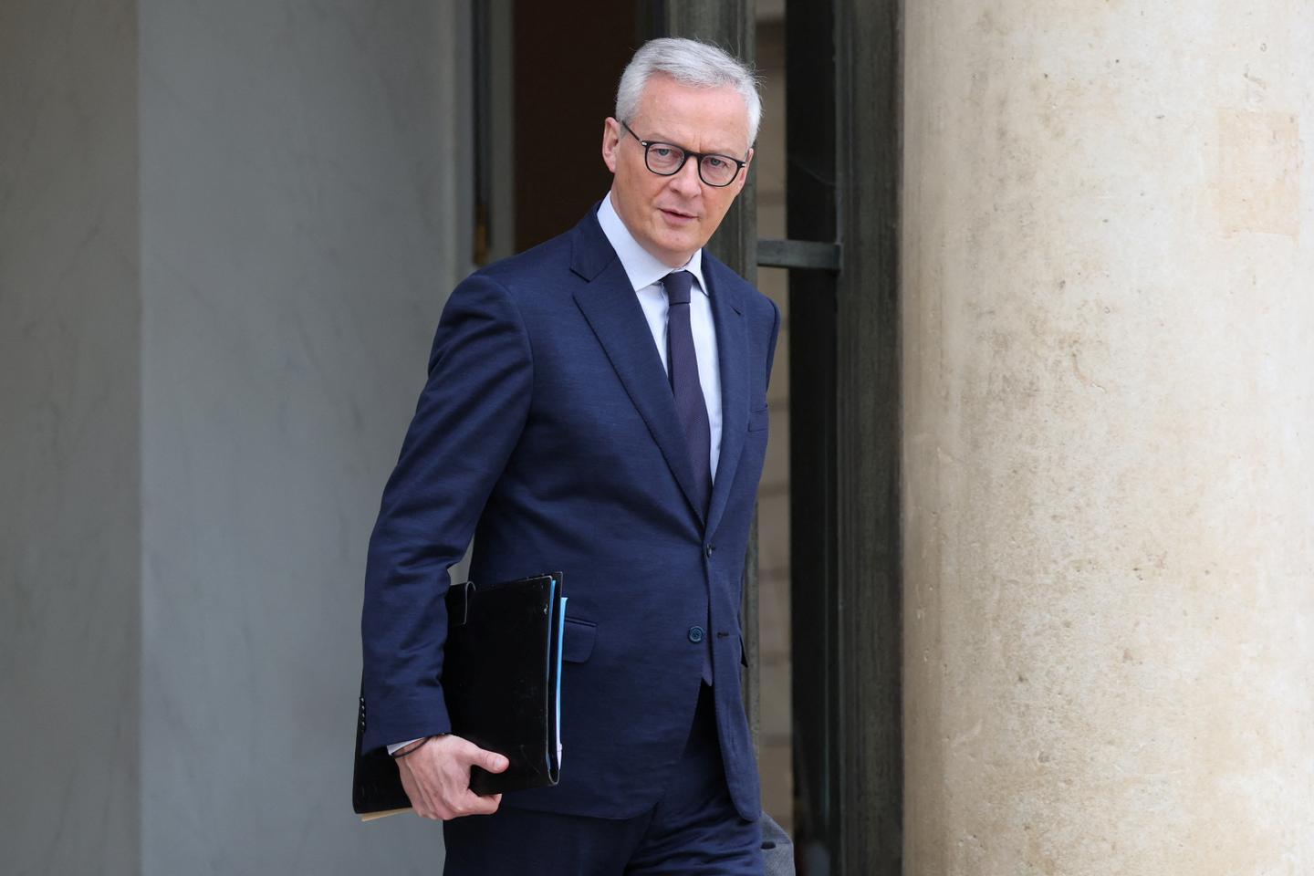 S&P maintains France's AA credit rating with cautious outlook