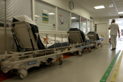 Des brancards et un infirmier dans un couloir des urgences de l’hôpital d’Arcachon, en Gironde, le 10 août 2023.