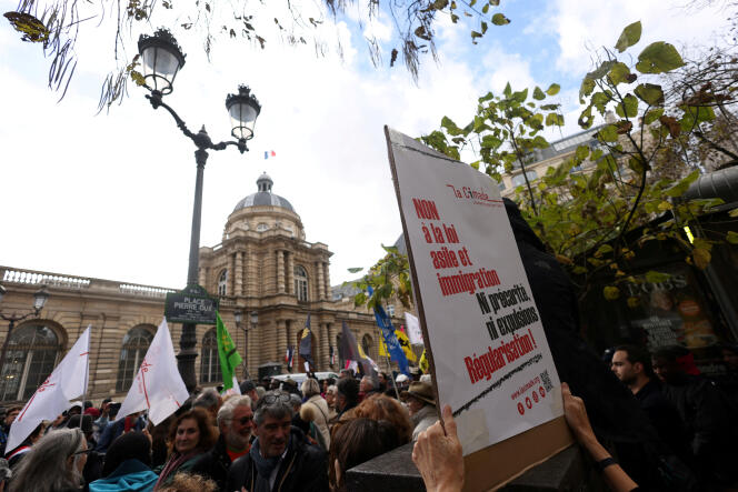 Manifestación antes del debate sobre el proyecto de ley de inmigración en el Senado, en París, el 6 de noviembre de 2023.