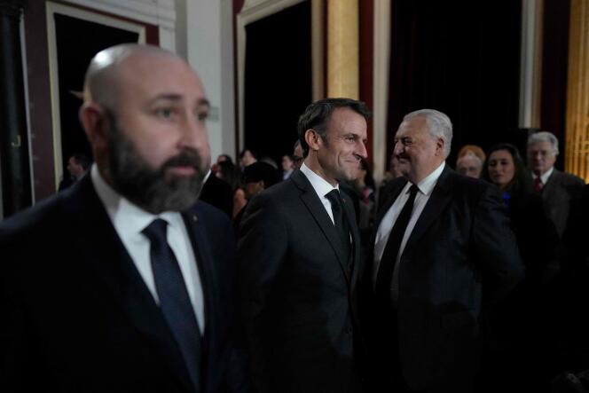 Emmanuel Macron et le grand maître du Grand Orient de France, Guillaume Trichard (au premier plan), le 8 novembre 2023, à Paris.