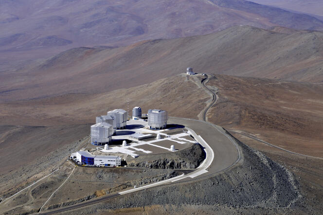 Vue du Very Large Telescope de l’Observatoire européen austral, dans le désert d’Atacama, au nord du Chili. En 2026, un instrument plus performant y sera installé, bénéficiant de l’intelligence artificielle, pour compenser les perturbations atmosphériques. 