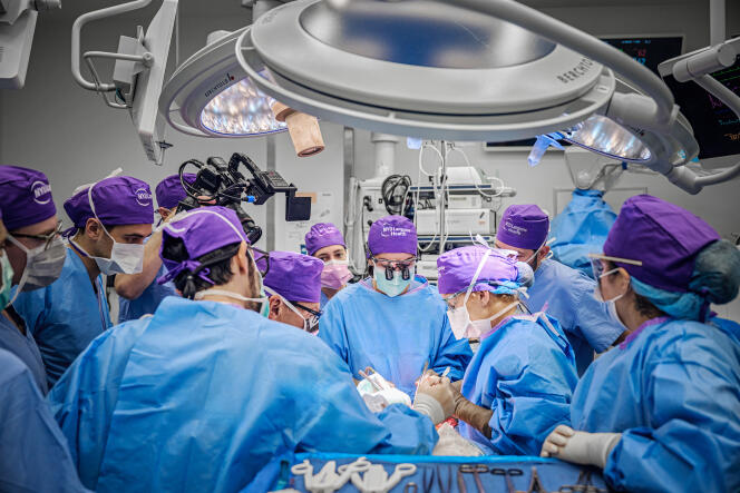 L’équipe chirurgicale du NYU Langone Health lors de l’opération de double transplantation partielle du visage et d’un œil, à New York, le 9 novembre 2023.