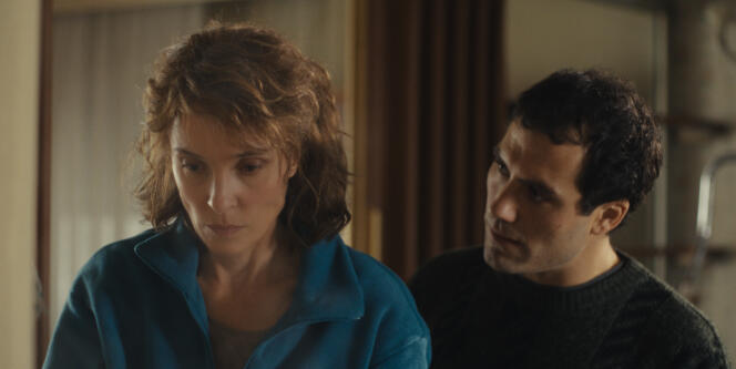 Christine Labot (Alix Poisson) et Laurent (Théo Costa-Marini) dans la série « Sambre », créée par Jean-Xavier de Lestrade.