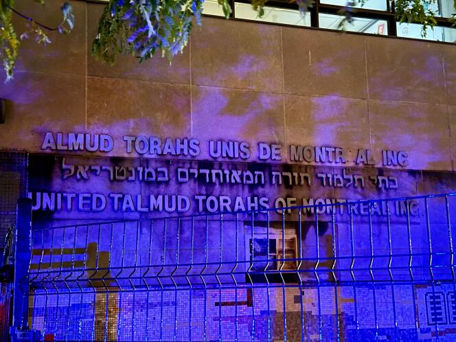 Les gyrophares d’une voiture de police illuminent l’école primaire Talmud Torah dans le quartier Côte-des-Neiges de Montréal (Canada), le 9 novembre 2023. Deux écoles juives de Montréal avaient été visées par des tirs la nuit précédente, selon la police.
