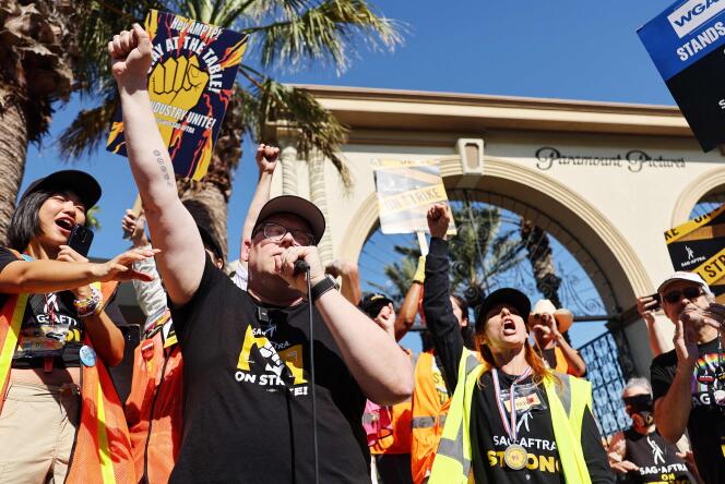 Le leader et négociateur en chef du syndicat SAG-Aftra, Duncan Crabtree-Ireland (à gauche, le poing levé), à la fin du 113e jour de grève, devant les studios Paramount, à Los Angeles (Californie), le 3 novembre 2023.