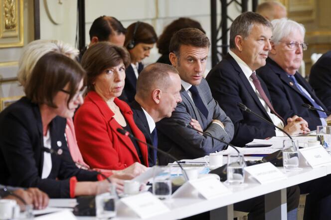 Emmanuel Macron (au centre), lors d’une réunion avec des représentants des pays occidentaux et arabes, des Nations unies et des ONG, à l’Elysée, le 9 novembre 2023. 