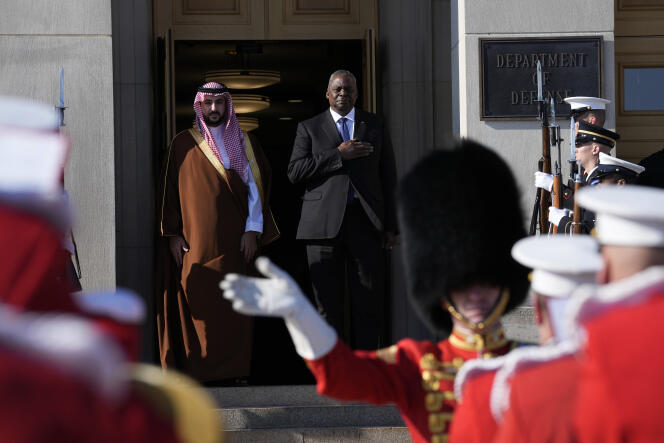Le ministre saoudien de la Défense Khaled Bin Salman et son homologue américain Lloyd Austin à Washington le 1er novembre 2023.