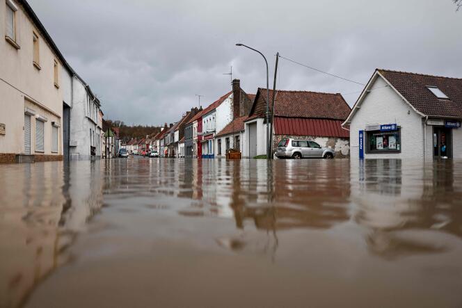 Une rue inondée à Neuville-sous-Montreuil (Pas-de-Calais), le 9 novembre 2023.
