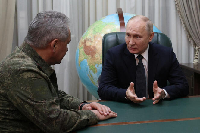 Le président russe, Vladimir Poutine, et son ministre de la défense, Sergueï Choïgou, à Rostov-sur-le-Don (Russie), le 10 novembre 2023.