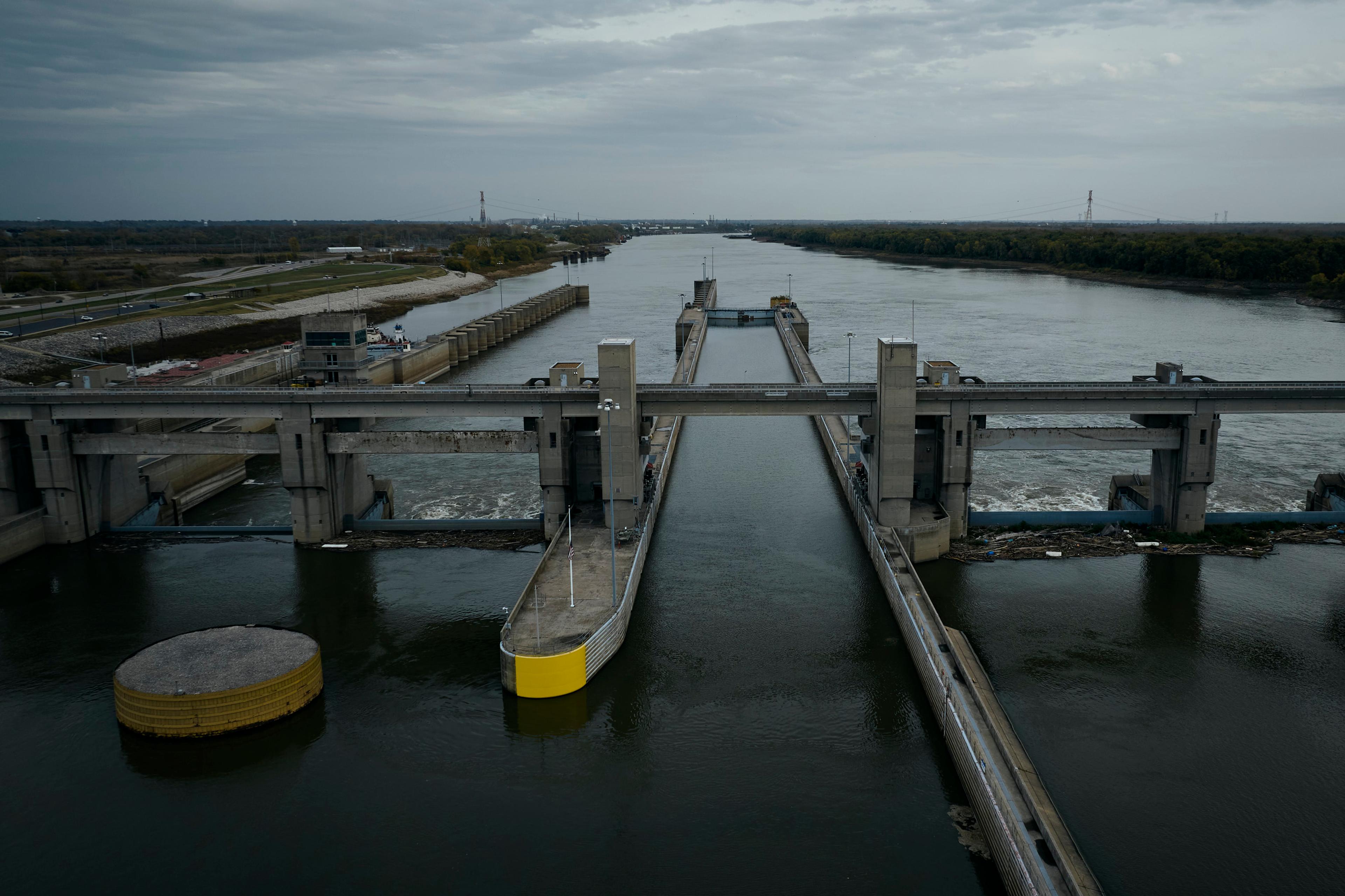 Ecluses du barrage de Melvin Price, à Alton (Illinois), censé réguler le trafic fluvial, le 26 octobre 2023.