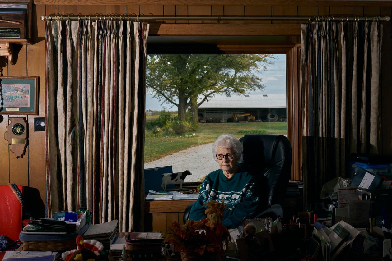 Johan Hartman, à la tête, avec son fils Ken, d’une exploitation agricole, à Waterloo, dans l’Illinois. Le 26 octobre 2023.