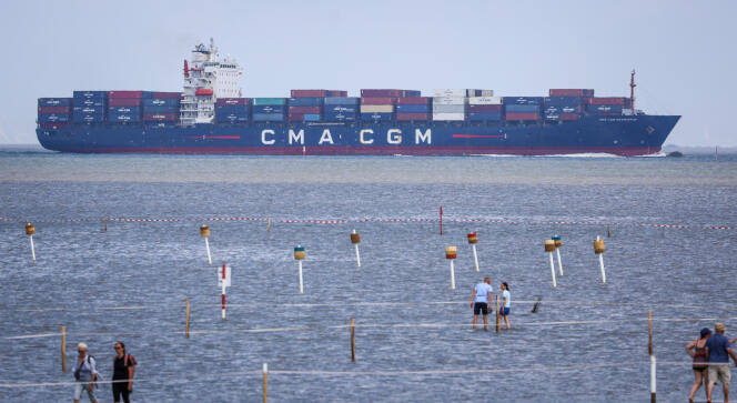 Nave portacontainer CMA CGM, alla foce del fiume Elba, a Cuxhaven (Germania), 15 luglio 2023.