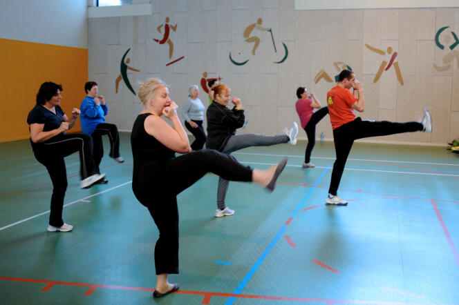 Des personnes en surpoids font des exercices physiques dans le cadre de leur thérapie aux thermes de Brides-les-Bains (Savoie), le 4 avril 2013.