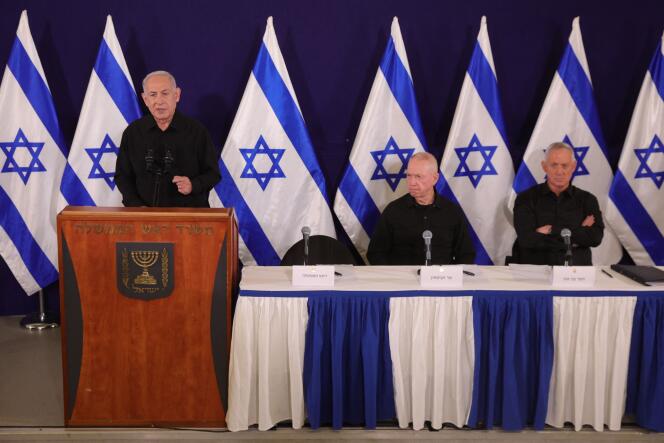 Le premier ministre israélien, Benyamin Nétanyahou, le ministre de la défense, Yoav Gallant, et l’ex-chef d’état-major Benny Gantz, lors d’une conférence de presse, à Tel-Aviv, le 28  octobre 2023.