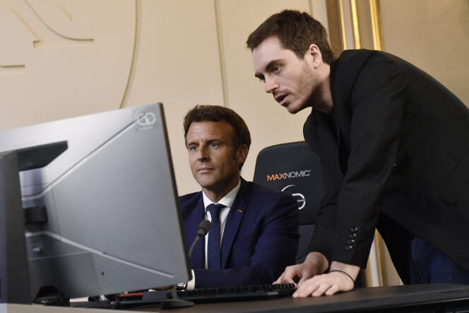 Emmanuel Macron joue au jeu vidéo de course « Trackmania » à côté d’Adrien Nougaret, alias ZeratoR, lors d’une rencontre avec des représentants de l’e-sport français à l’Elysée, à Paris, le 3 juin 2022.