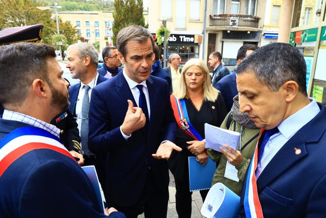 Olivier Véran, ministro delegado responsable de la renovación democrática y portavoz del Gobierno, durante su visita a Secours populaire, en Hayange (Mosela), el 13 de octubre de 2023.