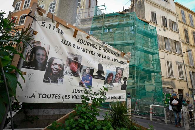 Une banderole avec les photos des huit victimes décédées dans l’effondrement de deux immeubles il y a un an, rue d’Aubagne, dans le quartier de Noailles à Marseille le 25 octobre 2019.