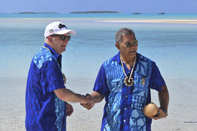 Australian Prime Minister Anthony Albanese and his Tuvalu counterpart Kausea Natano on November 9 in Aitutaki, Cook Islands.