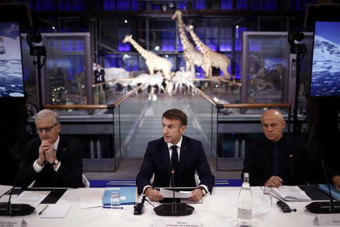 Emmanuel Macron rodeado por el primer ministro noruego, Jonas Gahr Store (izquierda), y por el diplomático Olivier Poivre d'Arvor, durante la clausura de la cumbre One Planet sobre los polos y los glaciares, el 10 de noviembre de 2023, en el Muséum d' Arvor Historia natural de París.