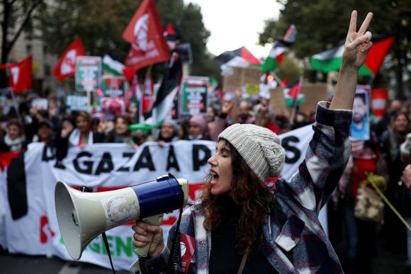 Lors d’une manifestation demandant un cessez-le-feu immédiat à Gaza et en soutien aux Palestiniens de Gaza, à Paris, le 11 novembre 2023.