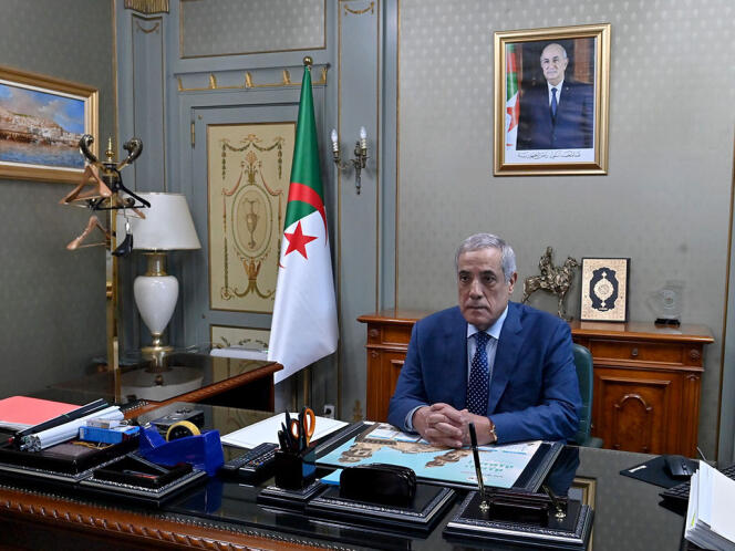 Nader Arbawi durante il suo insediamento ufficiale come Primo Ministro, ad Algeri, l'11 novembre 2023.