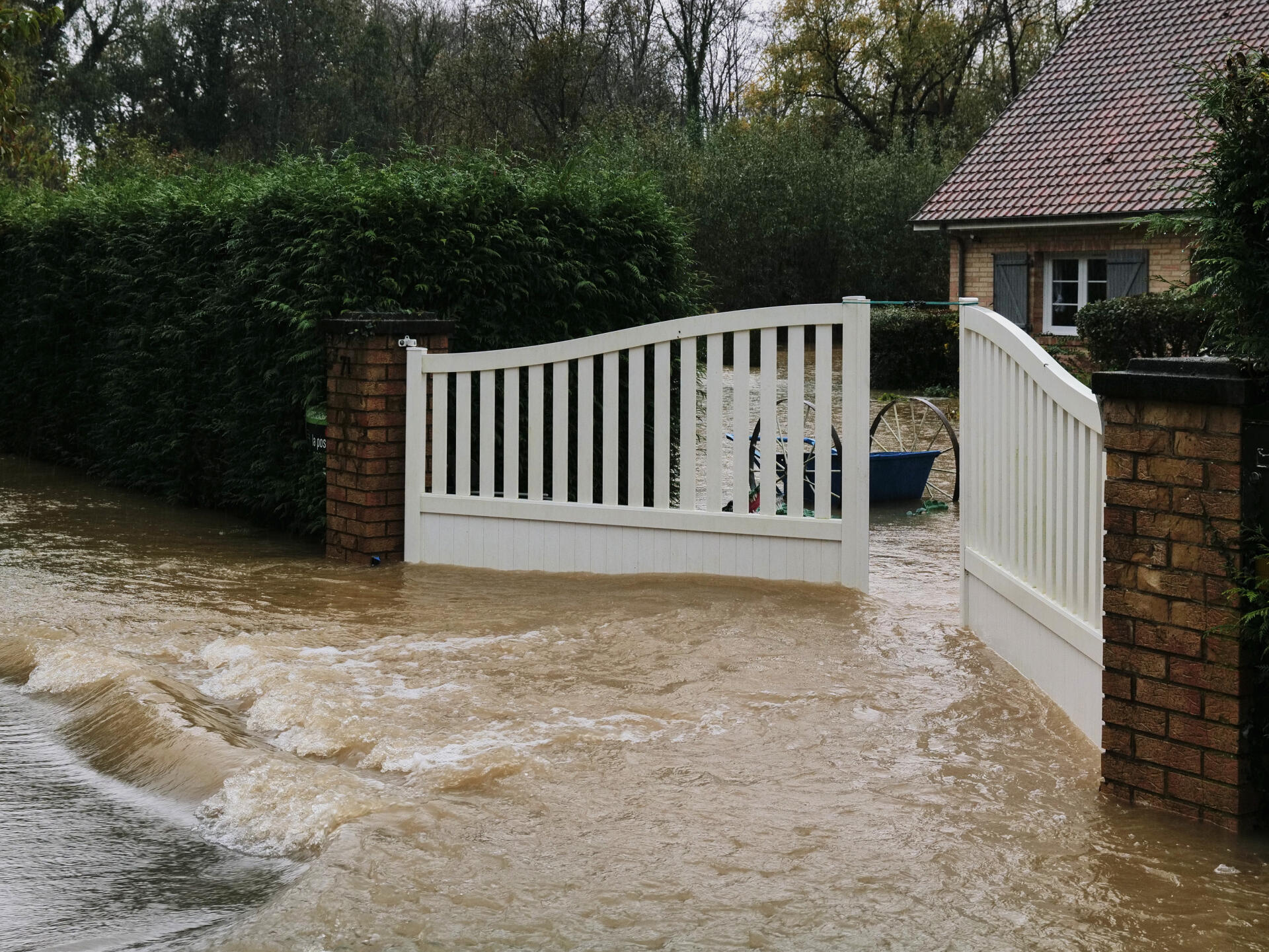 Inondations rue de Boulogne, à Neuville-sous-Montreuil (Pas-de-Calais), le 10 novembre 2023. 