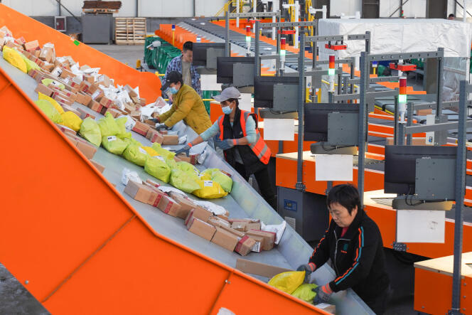 Des employés d’un centre de logistique préparent des colis pour la « fête des célibataires », à Zouping (Chine), le 10 novembre 2023.