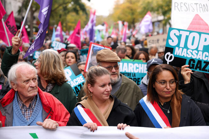 La presidenta del grupo La France insoumise en la Asamblea Nacional, Mathilde Panot, durante una manifestación en París, el sábado 11 de noviembre, para exigir un alto el fuego inmediato en Gaza.